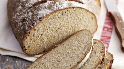 Das Bild zeigt ein frisch gebackenes Brot