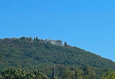 Blick von Dollendorf auf die Hotelanlage auf dem Petersberg